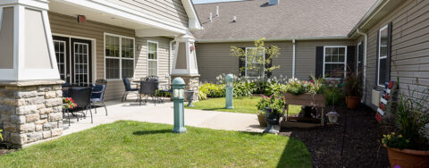 Feel like you’re on your own back porch in our courtyard at Bickford of Oswego