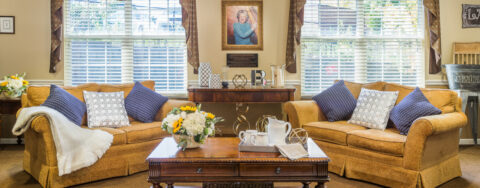 Residents can enjoy furniture covered in cozy fabrics in the Mary B’s living room at Bickford of West Des Moines