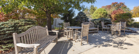 Feel like you’re on your own back porch in our courtyard at Bickford of Worthington